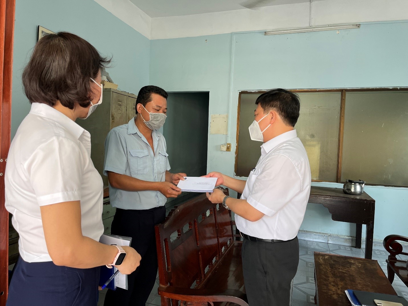 PGS.TS.BSCKII Nguyễn Vũ Trung - Viện trưởng hỏi thăm và tặng quà cho anh Nguyễn Cơ Hải - tổ Công đoàn Tổ chức bảo vệ