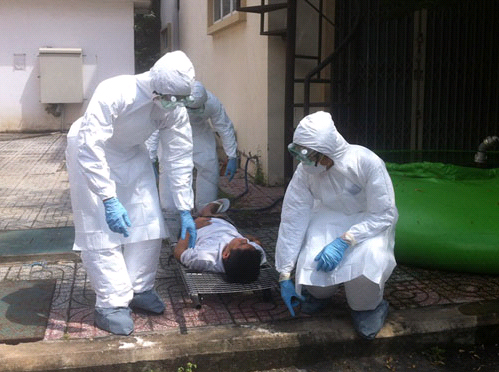 Tiếp nhận bệnh nhân nhiễm virus Ebola lên băng ca cứu thương