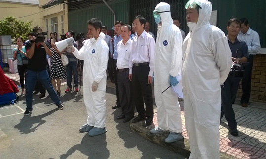 Đại biểu tham dự hội thảo - tập huấn thị sát buổi diễn tập phòng chống dịch bệnh do virút Ebola