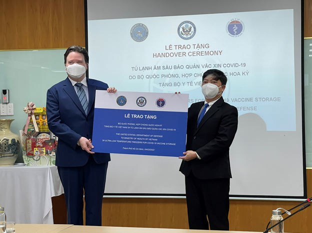 Đại sứ Hoa Kỳ Marc E. Knapper trao biển biểu trưng cho PGS. TS. Nguyễn Vũ Trung, Viện trưởng Viện Pasteur Tp. Hồ Chí Minh
